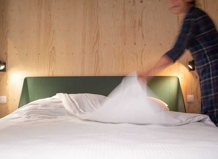 Modern bar in WOWie&Germain vacation home, Oostduinkerke, with stylish stools and playful decor.