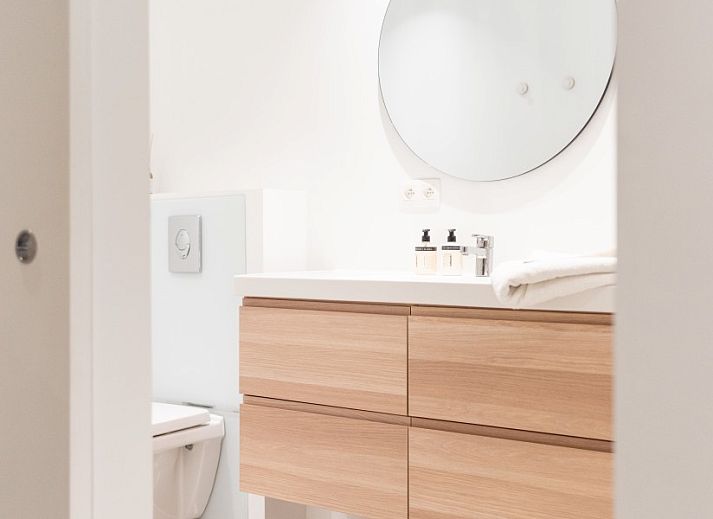 Modern bar in WOWie&Germain vacation home, Oostduinkerke, with stylish stools and playful decor.