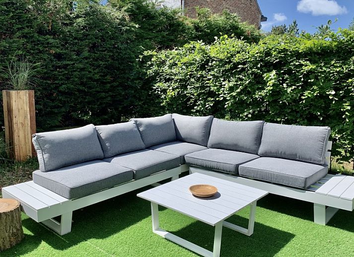 Stilvolles Esszimmer im Ferienhaus Het Anker, Oostduinkerke, mit Holztisch und moderner Beleuchtung.