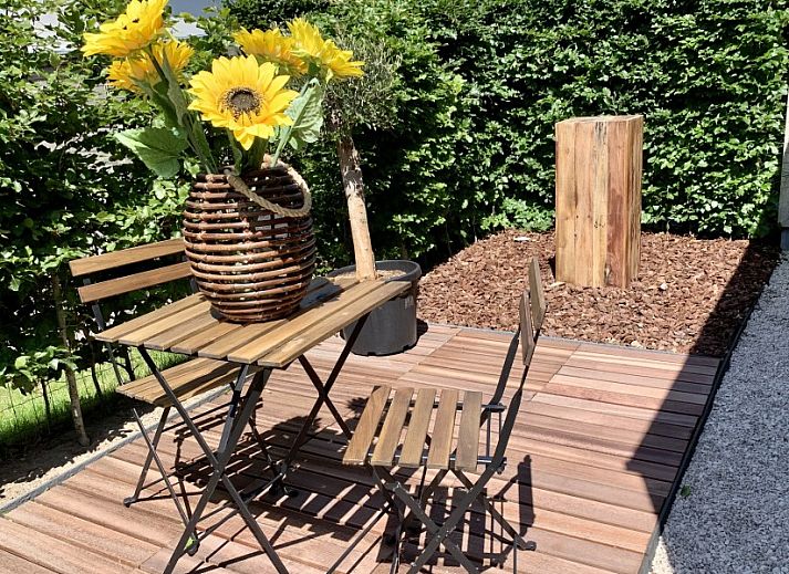 Stilvolles Esszimmer im Ferienhaus Het Anker, Oostduinkerke, mit Holztisch und moderner Beleuchtung.