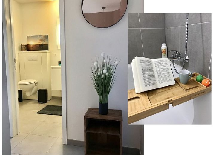 Gemuetliche Terrasse von Het Anker in Oostduinkerke mit Holzsitzen und bunten Blumen.