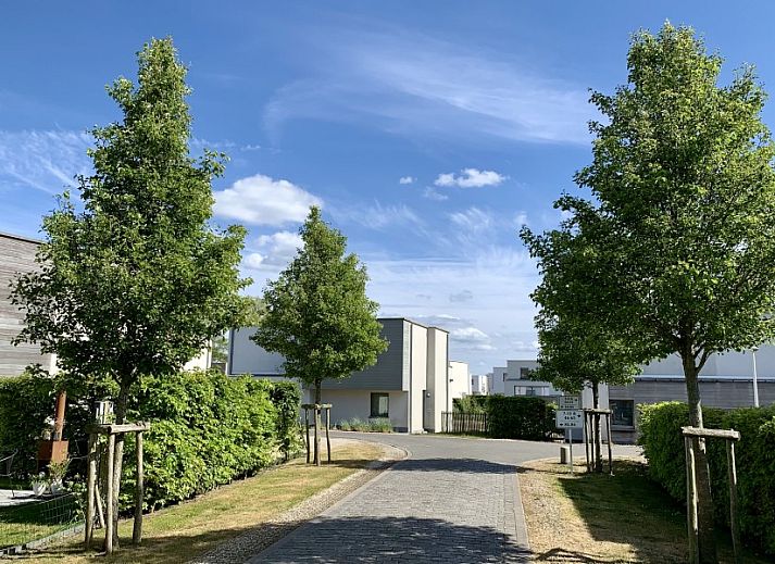 Aussenansicht des Ferienhauses Het Anker in Oostduinkerke, mit moderner Architektur und sonnigem Garten.