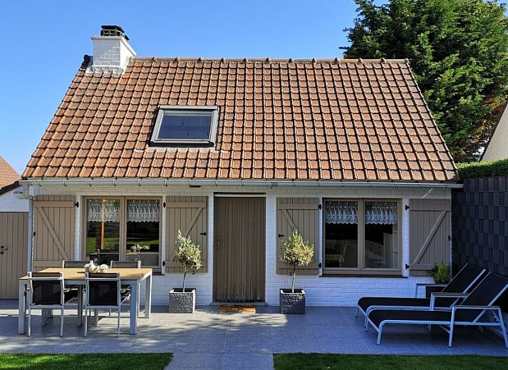 Geniessen Sie die sonnige Veranda im Fisherman's House Caroline in Oostduinkerke, dem idealen Ferienhaus in Westflandern, Belgien.