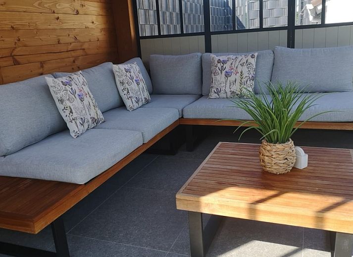 Geniessen Sie die sonnige Veranda im Fisherman's House Caroline in Oostduinkerke, dem idealen Ferienhaus in Westflandern, Belgien.