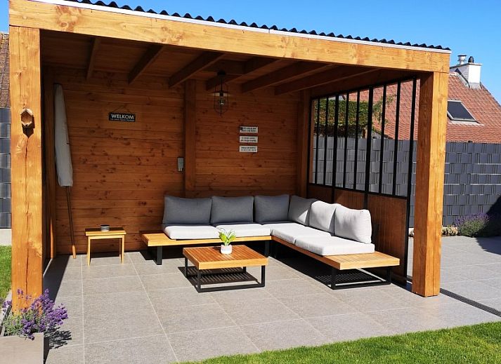 Charmantes Aeusseres des Fisherman's House Caroline, eines einladenden Ferienhauses in Oostduinkerke, Westflandern.