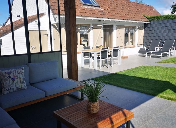 Charmantes Aeusseres des Fisherman's House Caroline, eines einladenden Ferienhauses in Oostduinkerke, Westflandern.