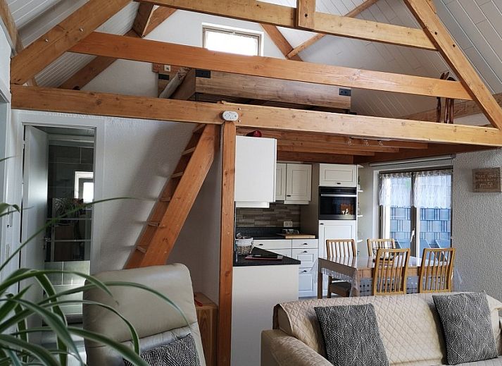 Moderner Zugangsweg zum Fisherman's House Caroline, einem Ferienhaus im ruhigen Oostduinkerke, Westflandern.