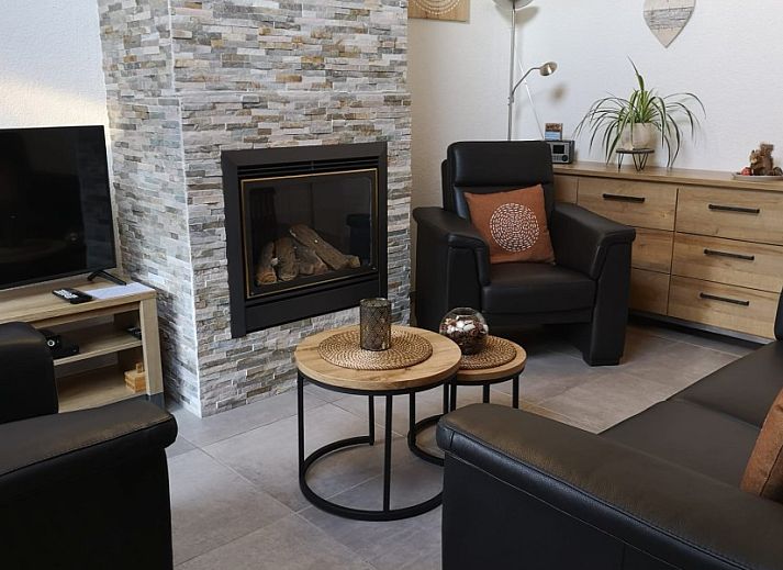 Moderner Zugangsweg zum Fisherman's House Caroline, einem Ferienhaus im ruhigen Oostduinkerke, Westflandern.