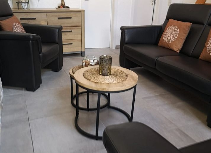 Moderner Zugangsweg zum Fisherman's House Caroline, einem Ferienhaus im ruhigen Oostduinkerke, Westflandern.