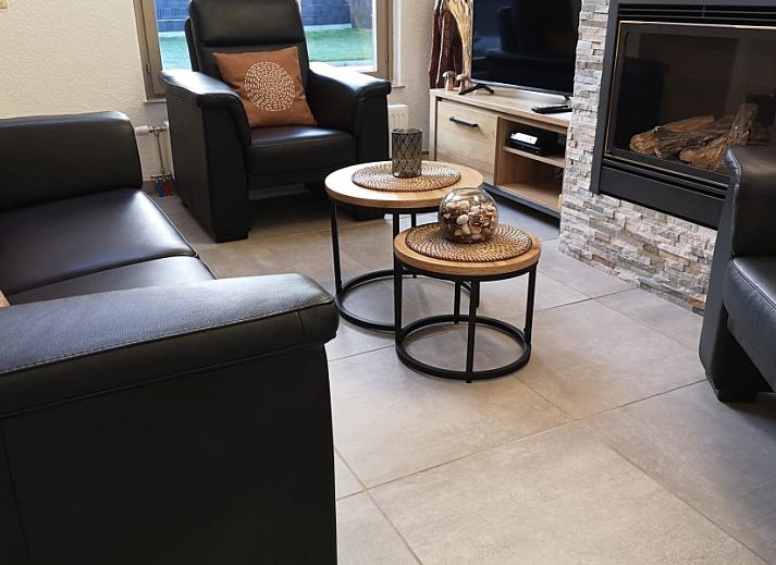 Moderner Zugangsweg zum Fisherman's House Caroline, einem Ferienhaus im ruhigen Oostduinkerke, Westflandern.