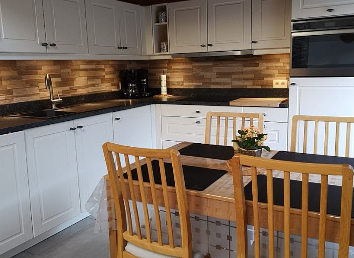 Moderner Zugangsweg zum Fisherman's House Caroline, einem Ferienhaus im ruhigen Oostduinkerke, Westflandern.