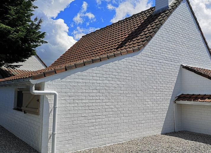 Geraeumiges Wohnzimmer mit Holzvordach im Fisherman's House Caroline in Oostduinkerke, ideal fuer einen entspannten Urlaub.