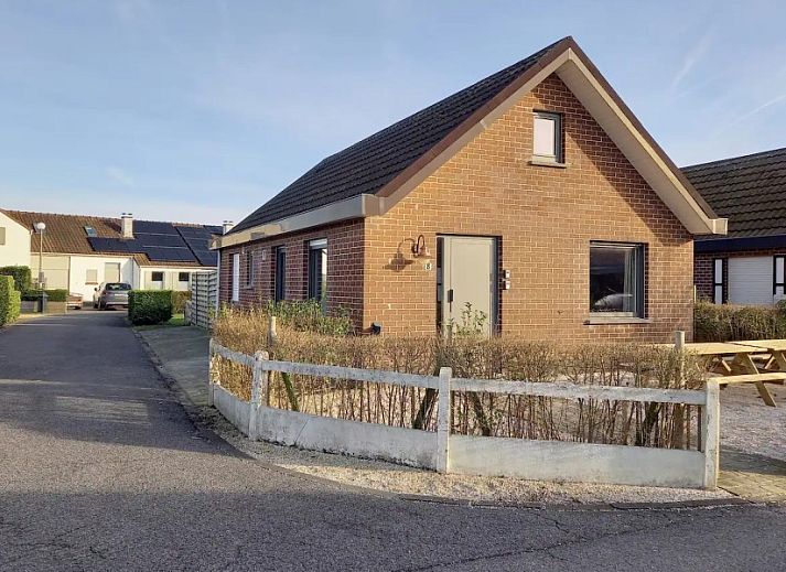 Maison du coeur in Oostduinkerke, vacation home with charming brick facade in West Flanders, Belgium.