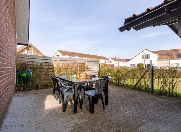 Maison du coeur in Oostduinkerke, vacation home with charming brick facade in West Flanders, Belgium.