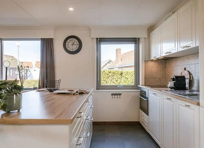 Maison du coeur in Oostduinkerke, vacation home with charming brick facade in West Flanders, Belgium.