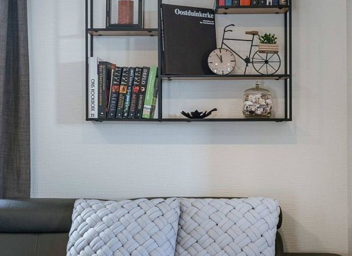 Modern kitchen in Maison du coeur, vacation home in Oostduinkerke, West Flanders, with bright decor and bar.