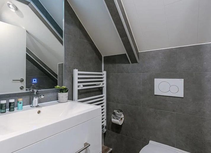 Modern kitchen in Maison du coeur, vacation home in Oostduinkerke, West Flanders, with bright decor and bar.