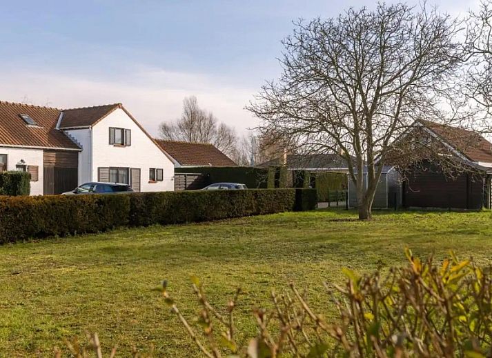 Modern kitchen in Maison du coeur, vacation home in Oostduinkerke, West Flanders, with bright decor and bar.