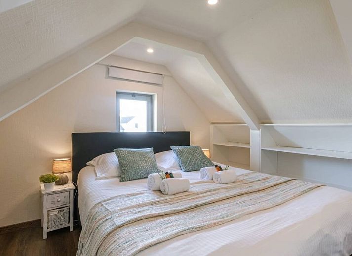 Modern kitchen in Maison du coeur, vacation home in Oostduinkerke, West Flanders, with bright decor and bar.