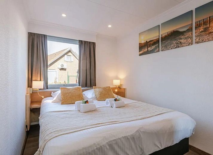 Modern kitchen in Maison du coeur, vacation home in Oostduinkerke, West Flanders, with bright decor and bar.