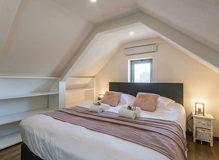 Stylish kitchen with island in Maison du coeur, vacation home in Oostduinkerke, West Flanders.