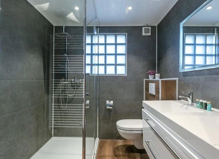 Stylish kitchen with island in Maison du coeur, vacation home in Oostduinkerke, West Flanders.