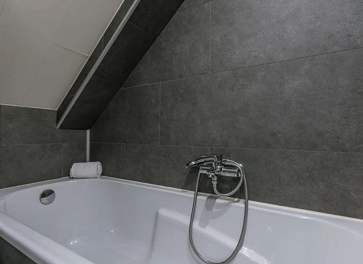 Stylish kitchen with island in Maison du coeur, vacation home in Oostduinkerke, West Flanders.