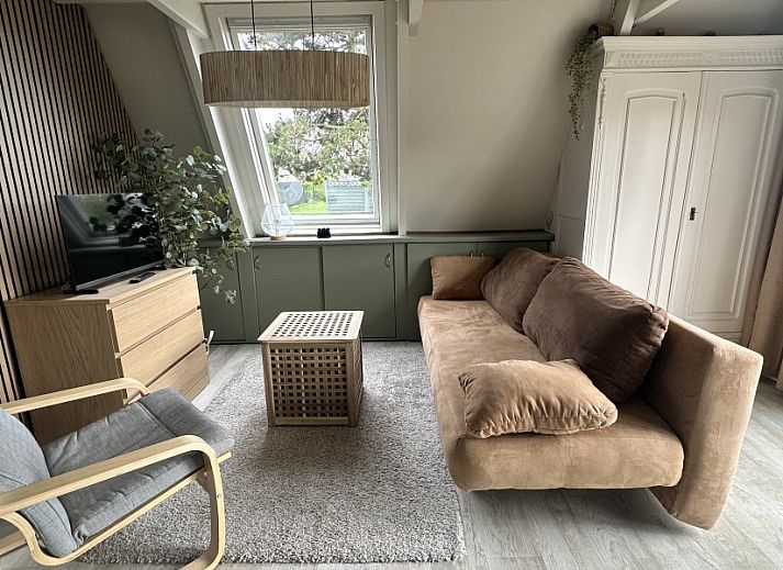 Gezellig terras bij Chalet chez Dune in Oostduinkerke met tuinzicht, ideaal voor ontspanning in West-Vlaanderen, Belgie.