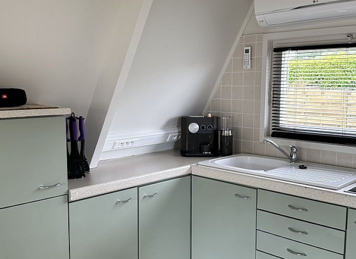 Gezellig terras bij Chalet chez Dune in Oostduinkerke met tuinzicht, ideaal voor ontspanning in West-Vlaanderen, Belgie.