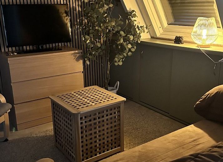 Gezellig terras bij Chalet chez Dune in Oostduinkerke met tuinzicht, ideaal voor ontspanning in West-Vlaanderen, Belgie.