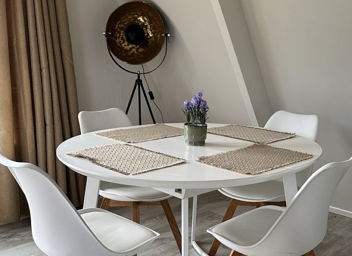 Gezellig terras bij Chalet chez Dune in Oostduinkerke met tuinzicht, ideaal voor ontspanning in West-Vlaanderen, Belgie.