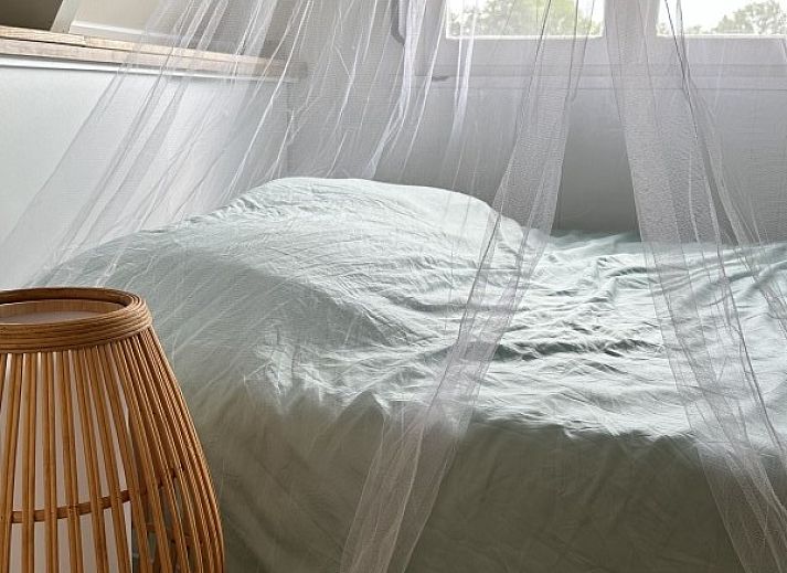 Zonnige veranda met ligstoelen bij Chalet chez Dune, Oostduinkerke, perfect voor relaxen in de natuur van West-Vlaanderen.