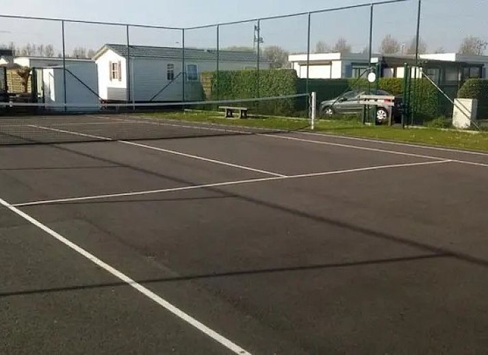 Zonnige veranda met ligstoelen bij Chalet chez Dune, Oostduinkerke, perfect voor relaxen in de natuur van West-Vlaanderen.