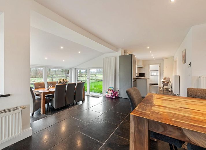 Roborstje vakantiehuis in Zwalm, Oost-Vlaanderen met charmante gevel en ruime oprit omgeven door natuur.