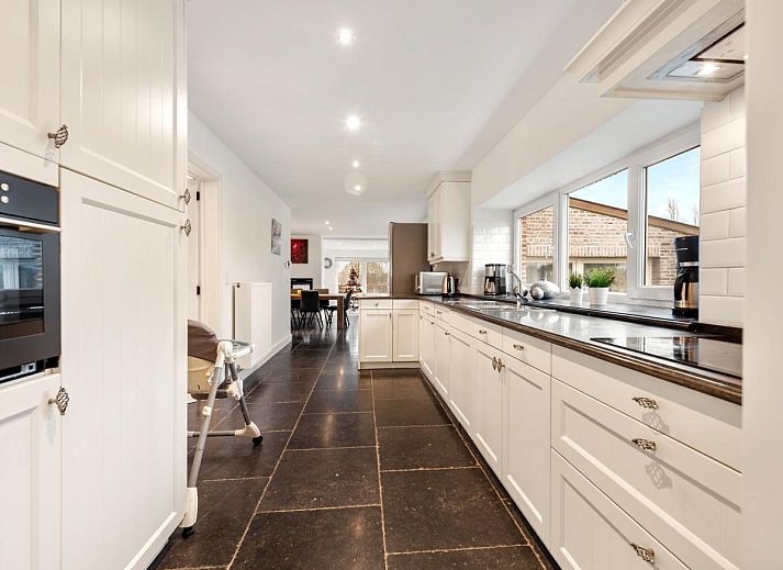 Roborstje vakantiehuis in Zwalm, Oost-Vlaanderen met charmante gevel en ruime oprit omgeven door natuur.