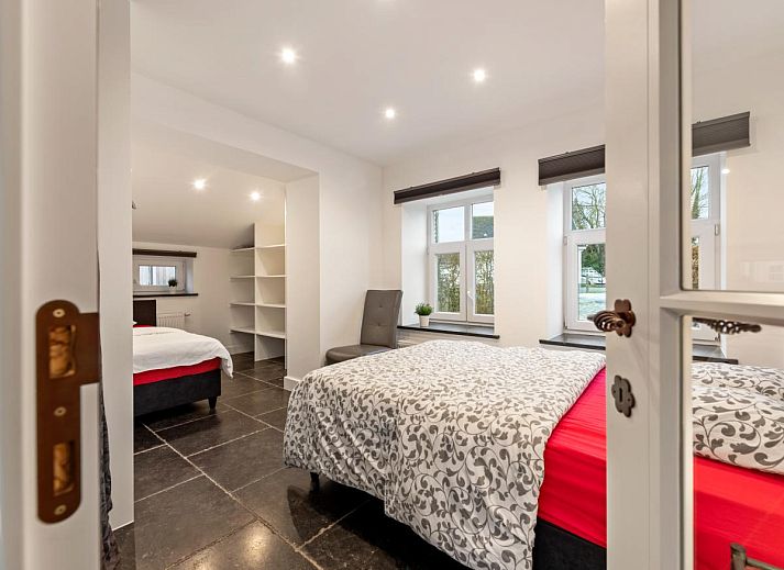 Gezellige woonkamer van Roborstje in Zwalm, Oost-Vlaanderen met kerstboom en uitzicht op de tuin.