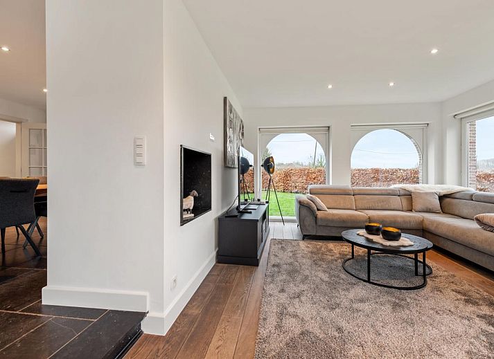 Stijlvolle eetkamer in Roborstje vakantiehuis, Zwalm, Oost-Vlaanderen met grote tafel en moderne inrichting.