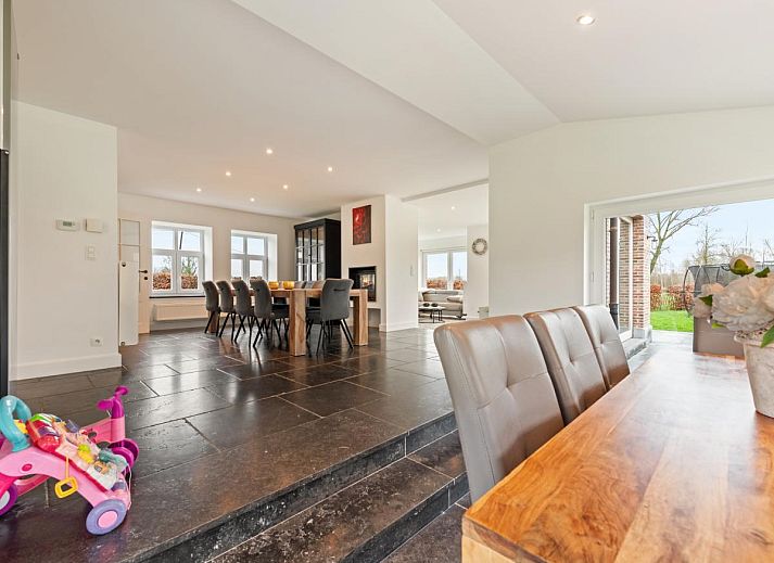 Stijlvolle eetkamer in Roborstje vakantiehuis, Zwalm, Oost-Vlaanderen met grote tafel en moderne inrichting.