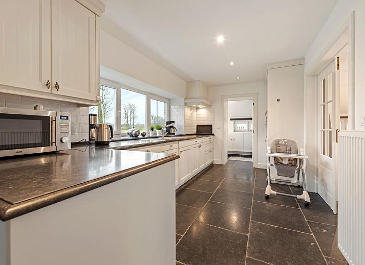 Stijlvolle eetkamer in Roborstje vakantiehuis, Zwalm, Oost-Vlaanderen met grote tafel en moderne inrichting.