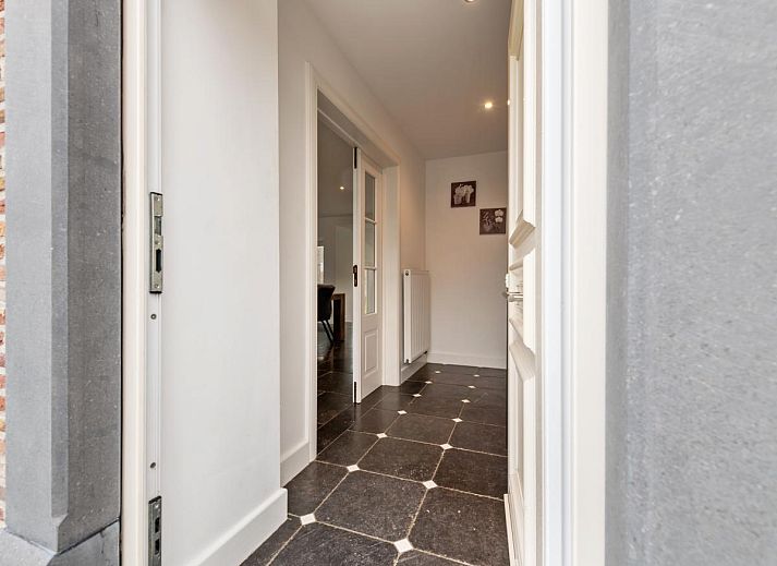 Lichte eetruimte in Roborstje, Zwalm, Oost-Vlaanderen met uitzicht op groene omgeving en ruime opstelling.