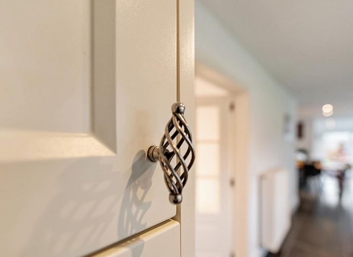 Lichte eetruimte in Roborstje, Zwalm, Oost-Vlaanderen met uitzicht op groene omgeving en ruime opstelling.