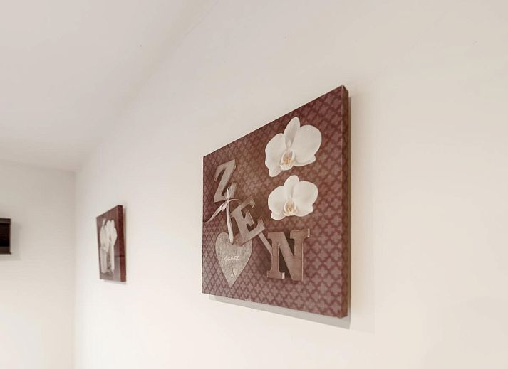 Lichte eetruimte in Roborstje, Zwalm, Oost-Vlaanderen met uitzicht op groene omgeving en ruime opstelling.