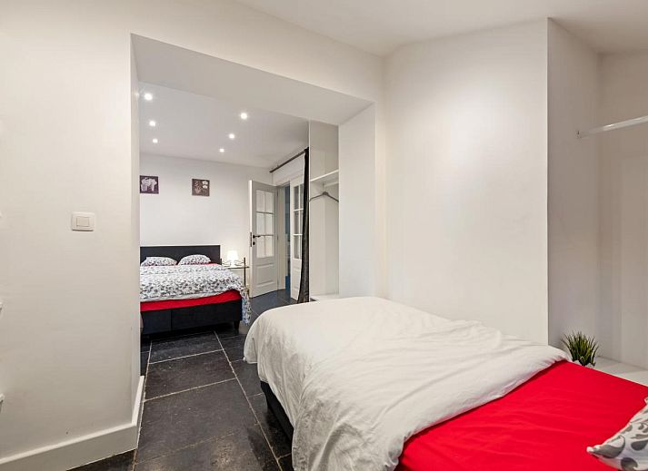 Lichte eetruimte in Roborstje, Zwalm, Oost-Vlaanderen met uitzicht op groene omgeving en ruime opstelling.