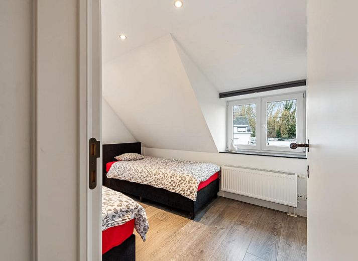 Lichte eetruimte in Roborstje, Zwalm, Oost-Vlaanderen met uitzicht op groene omgeving en ruime opstelling.