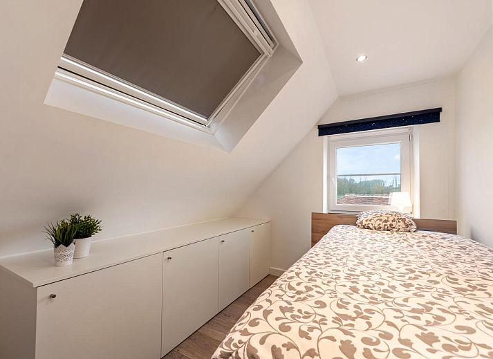 Moderne keuken in Roborstje vakantiehuis, Zwalm, Oost-Vlaanderen met strakke witte kasten en veel daglicht.