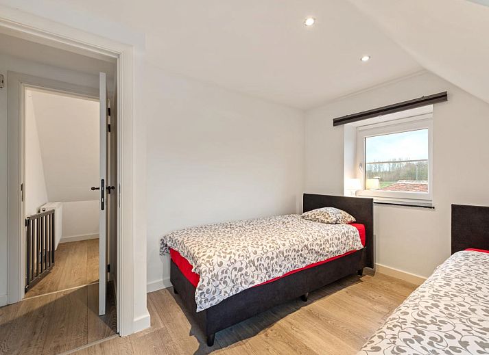 Moderne keuken in Roborstje vakantiehuis, Zwalm, Oost-Vlaanderen met strakke witte kasten en veel daglicht.