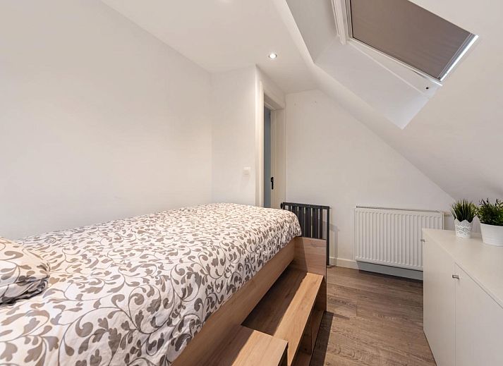 Moderne keuken in Roborstje vakantiehuis, Zwalm, Oost-Vlaanderen met strakke witte kasten en veel daglicht.