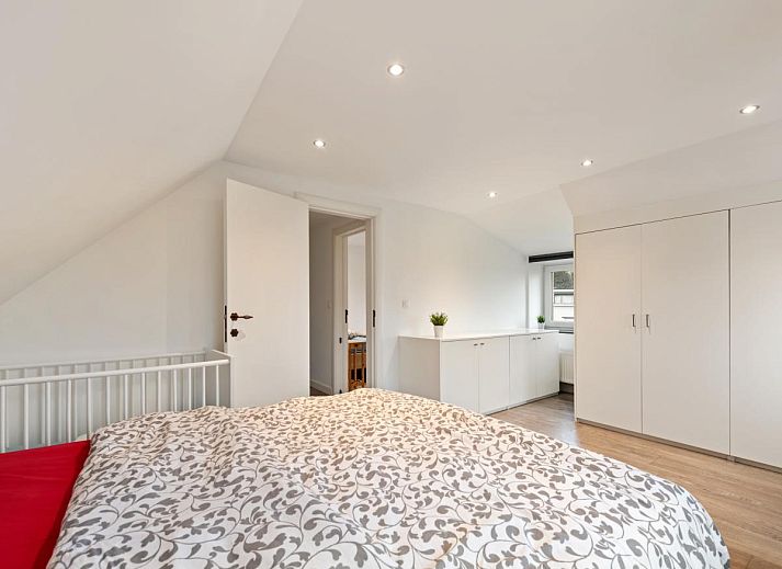 Moderne keuken in Roborstje vakantiehuis, Zwalm, Oost-Vlaanderen met strakke witte kasten en veel daglicht.