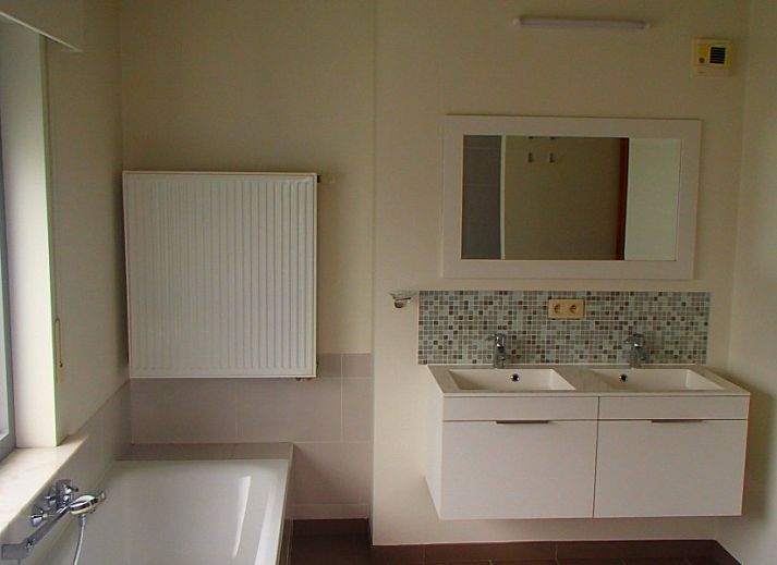 Terras van Vakantiehuis De Rekelberg in Brakel, met zitplaatsen en parasol in Belgie