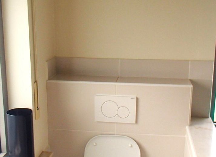 Terras van Vakantiehuis De Rekelberg in Brakel, met zitplaatsen en parasol in Belgie